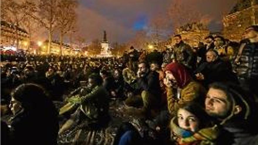 Participants de la &quot;Nuit Debout&quot; a l&#039;assemblea general de dissabte.