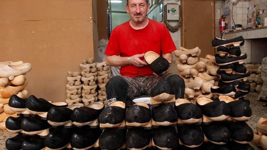 Fidel Lorenzo, en su taller de Montecerrao hace dos años.