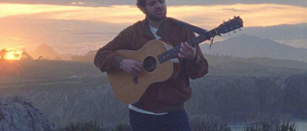 Willy Naves, durante la grabación del videoclip en el concejo de Llanes.