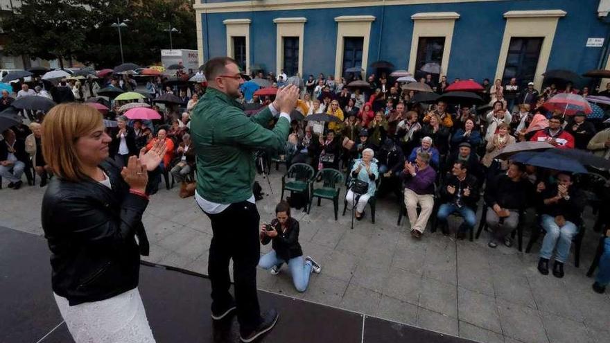 Barbón y Gimena Llamedo aplauden ante los asistentes al acto de cierre de campaña en Pola de Laviana.