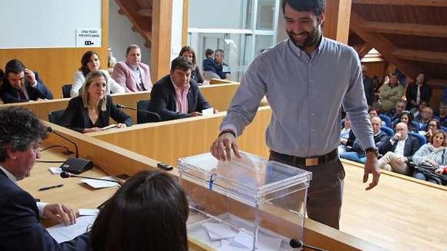 López Bueno, durante el pleno de toma de posesión.// Bernabé/J.C.Asorey