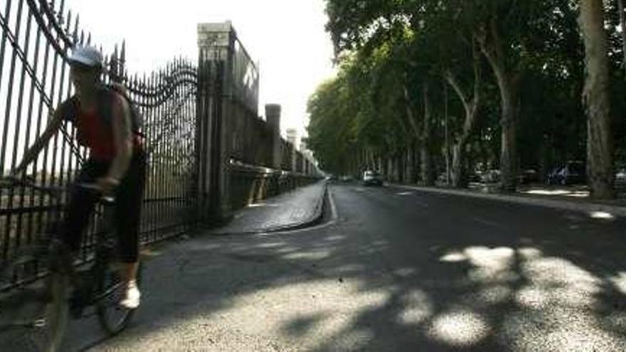 Un ciclista circula por el Paseo de los Curas, en una imagen de archivo