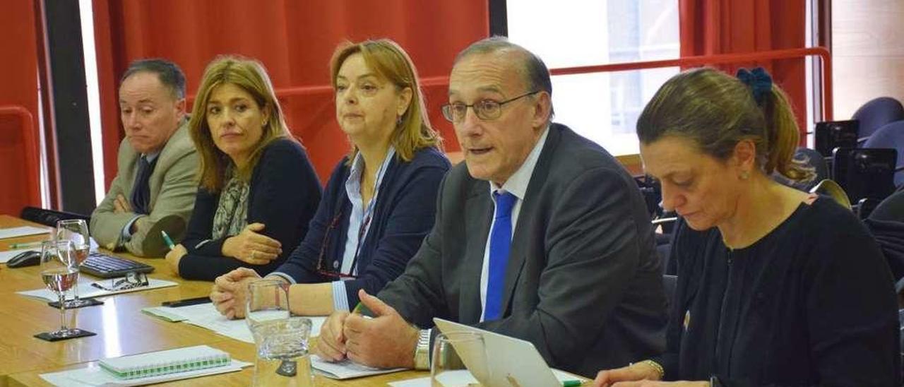 El rector Manuel Reigosa presidió ayer la reunión del Consello de Campus en Ourense. // FdV