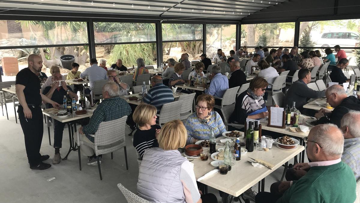 Comensales en una de las terrazas del restaurante es Cruce de Vilafranca.