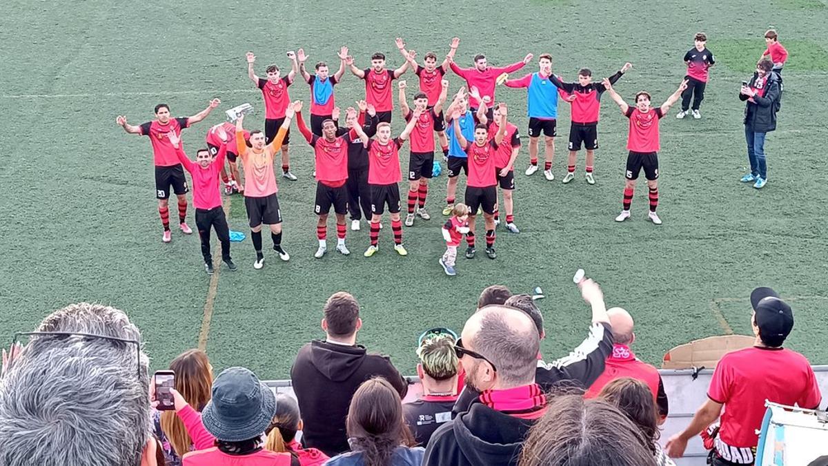 El Ciudad de Murcia celebra la victoria con su afición