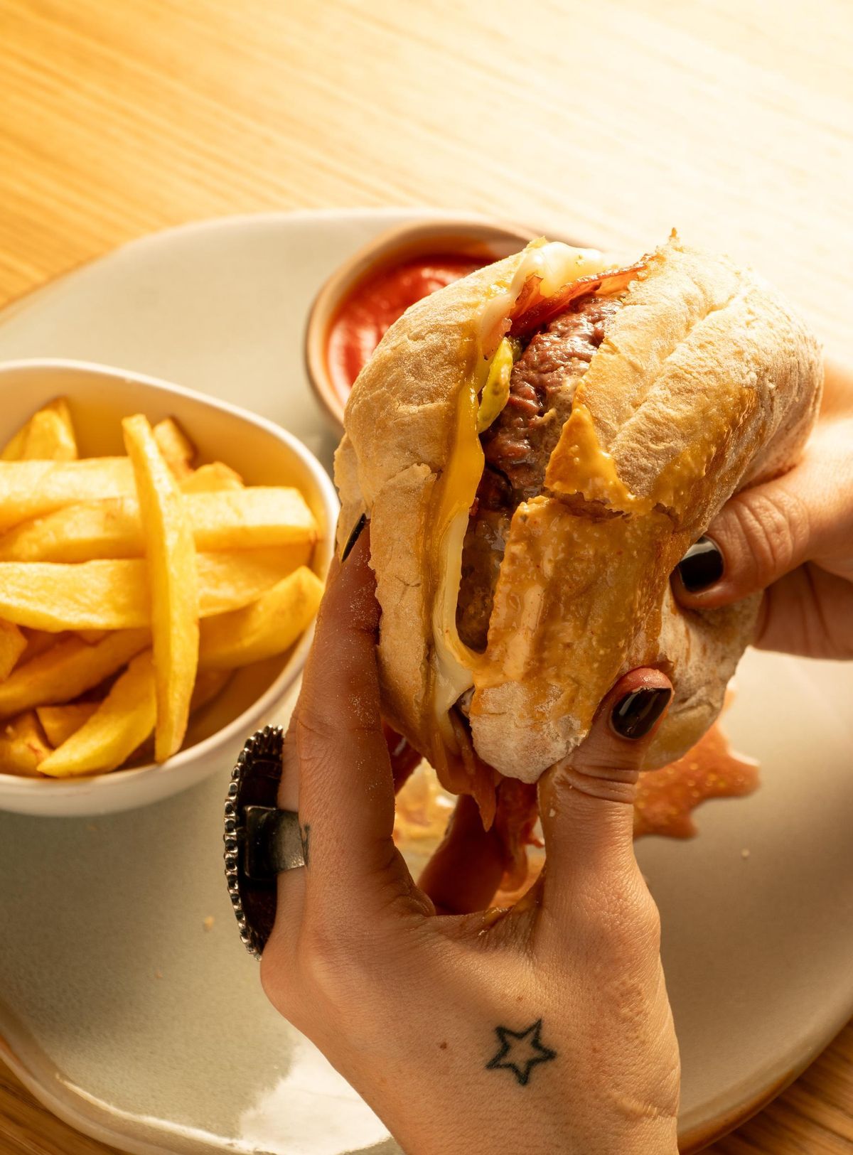 Hamburguesa a la parrilla de Finca La Desa.