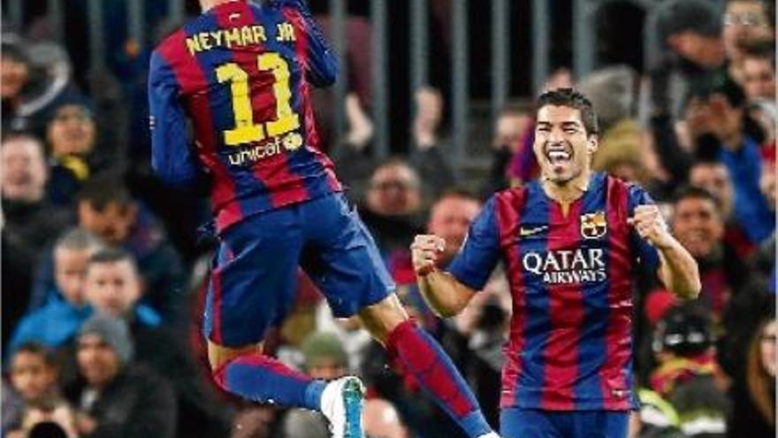 Neymar celebra la consecució del seu gol, el segon del Barça ahir, davant d&#039;un Luis Suárez que en va fer un altre