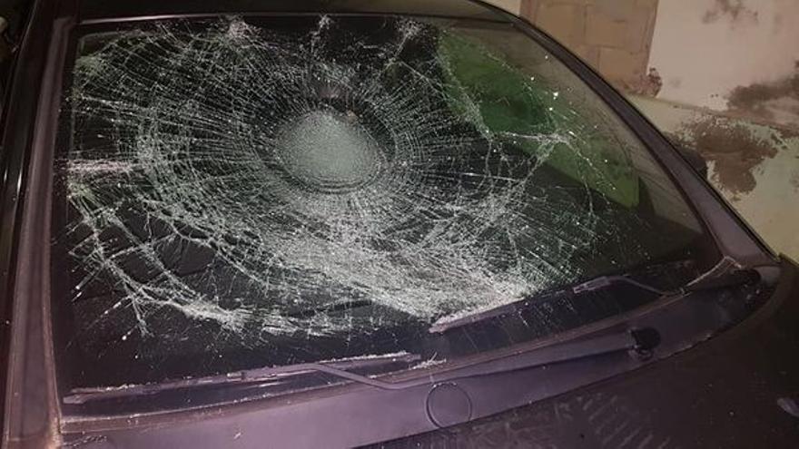 La luneta de un coche reventada a patadas en Elda.