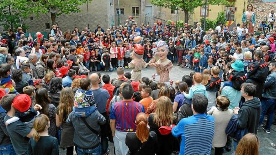 La plaça de la Pietat pràcticament plena durant el salt de nans nous, a la Patum de Lluïment d&#039;ahir