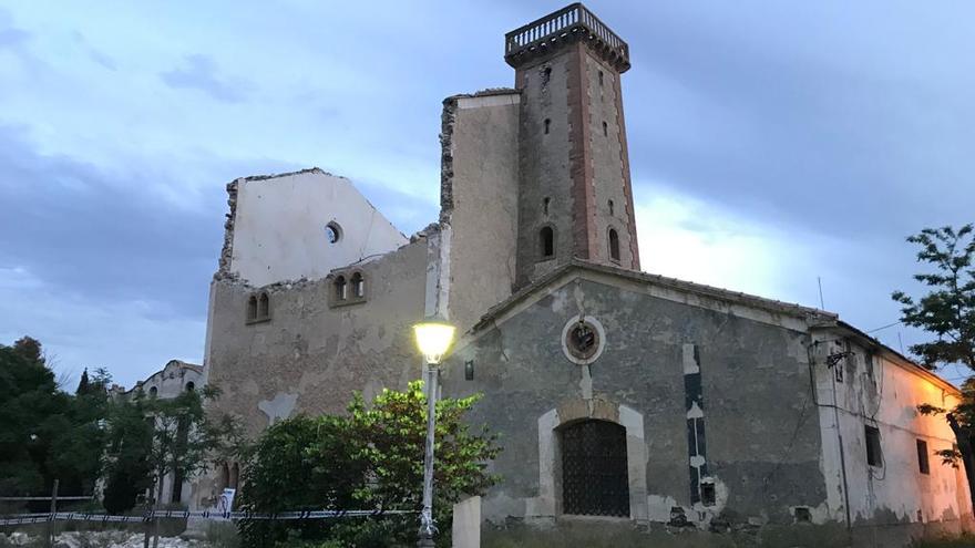 El edificio de Interés Cultural de la alcoholera de Sax se derrumba