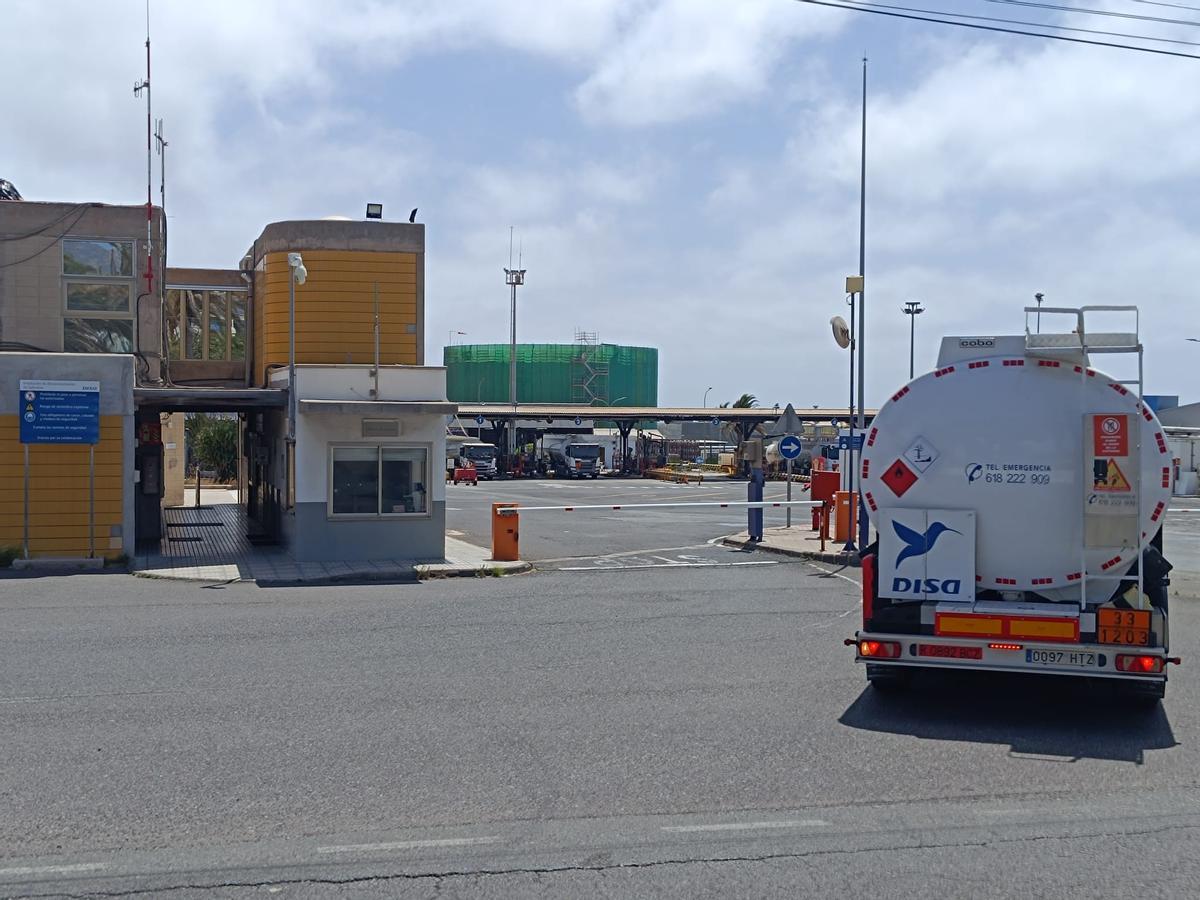 Un camión de Disa accede a la nave donde tuvo lugar el accidente, este jueves.