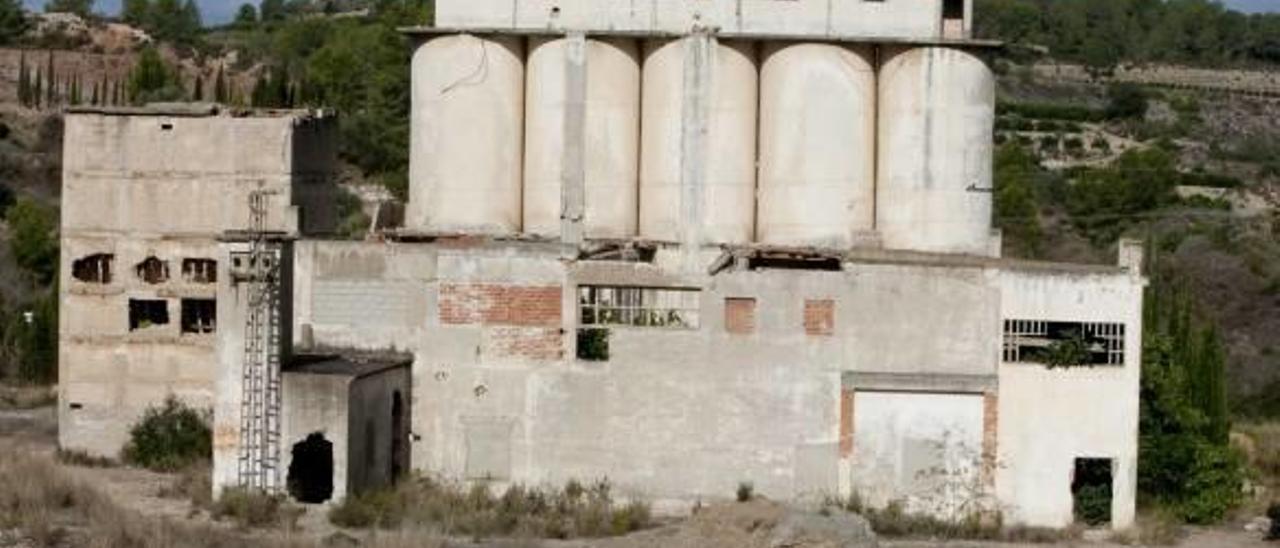 La oposición de la Llosa de Ranes cuestiona las obras de sellado de la antigua yesería