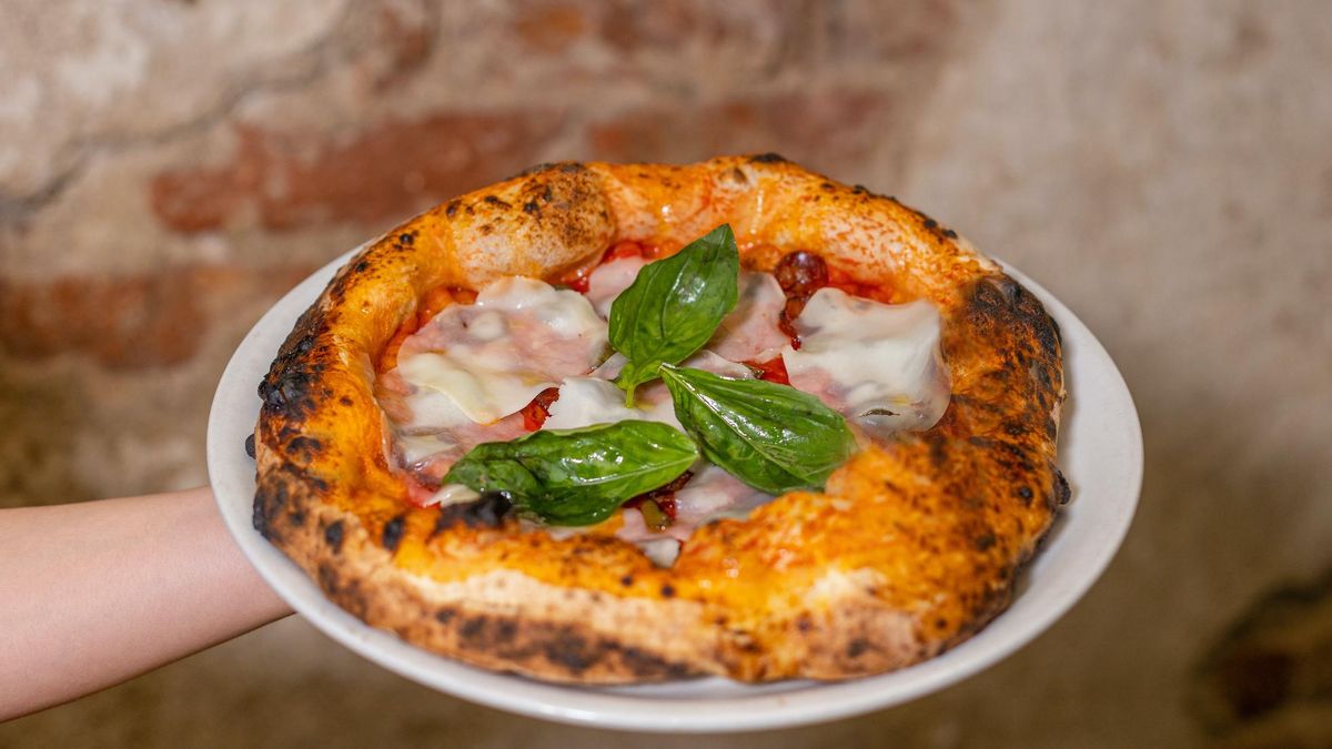 Dos hermanos napolitanos han creado la pizzería secreta a la que van todos los italianos que residen en Madrid