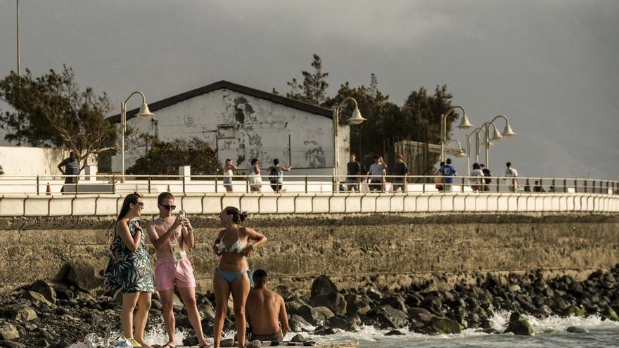 Canarias entra en aviso por fuerte calor y la Aemet eleva el pronóstico para Gran Canaria a nivel naranja