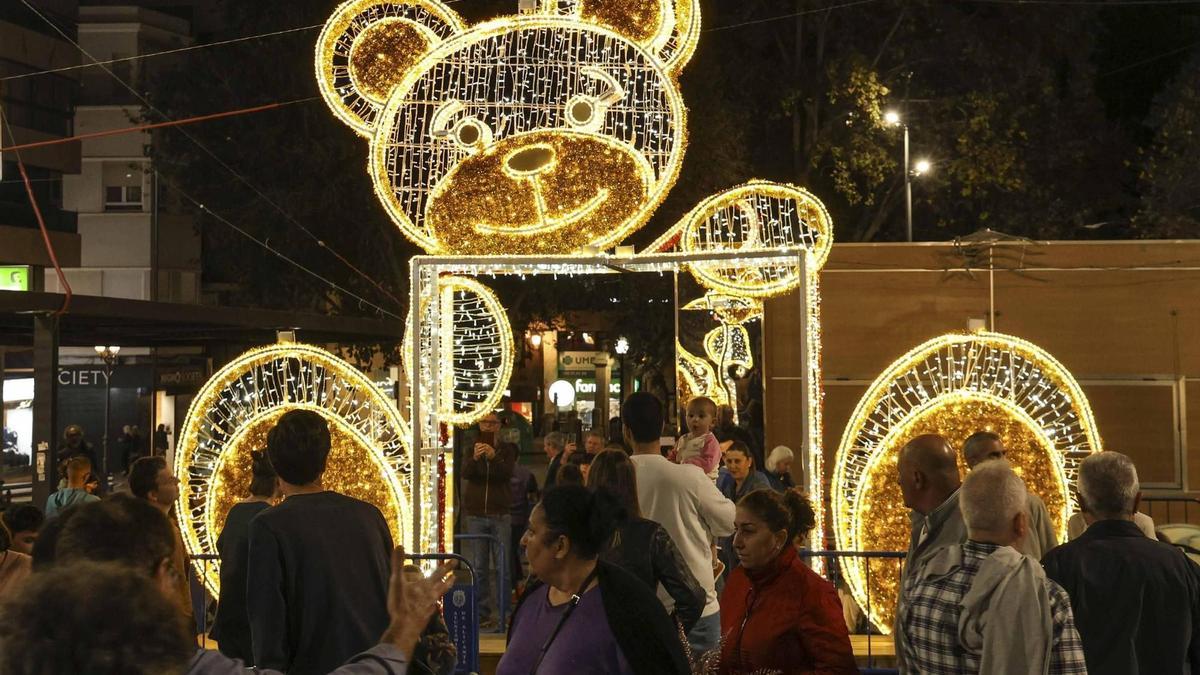El oso iluminado que se coloca en la plaza de la Montañeta de Alicante.