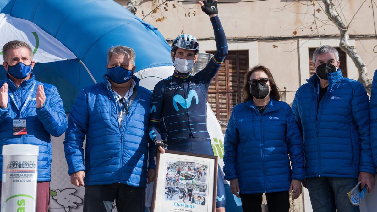 Homenaje a Valverde antes de la salida desde Pollença