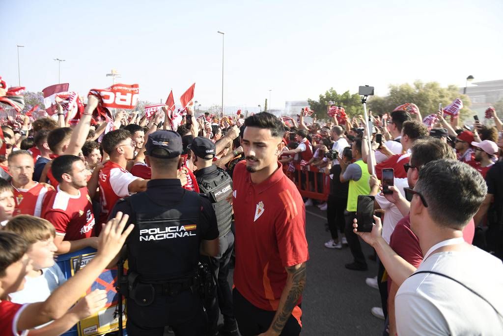Recibimiento de la afición al Real Murcia antes del partido ante el Nástic