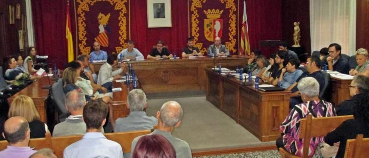 Un momento del pasado pleno del Ayuntamiento de Vinaròs.