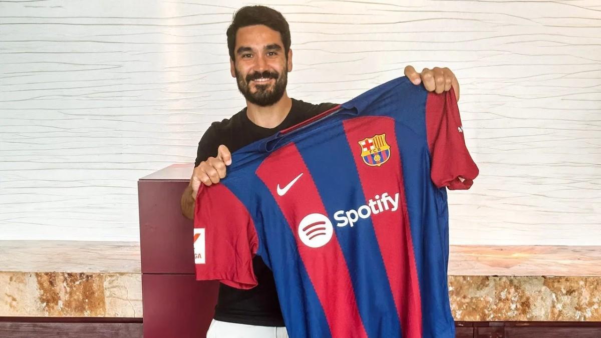 Gündogan posa con la nueva camiseta del Barça