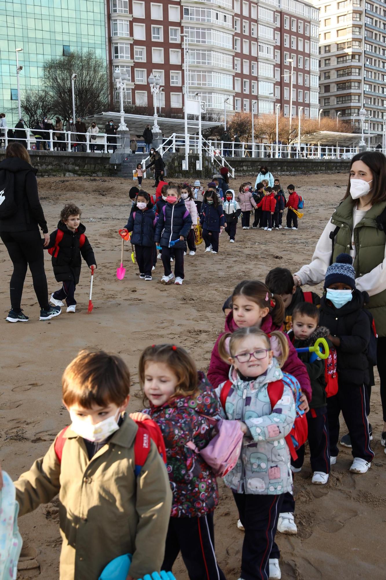 Los alumnos de Infantil del colegio San Vicente de Paúl se reencuentran en la playa