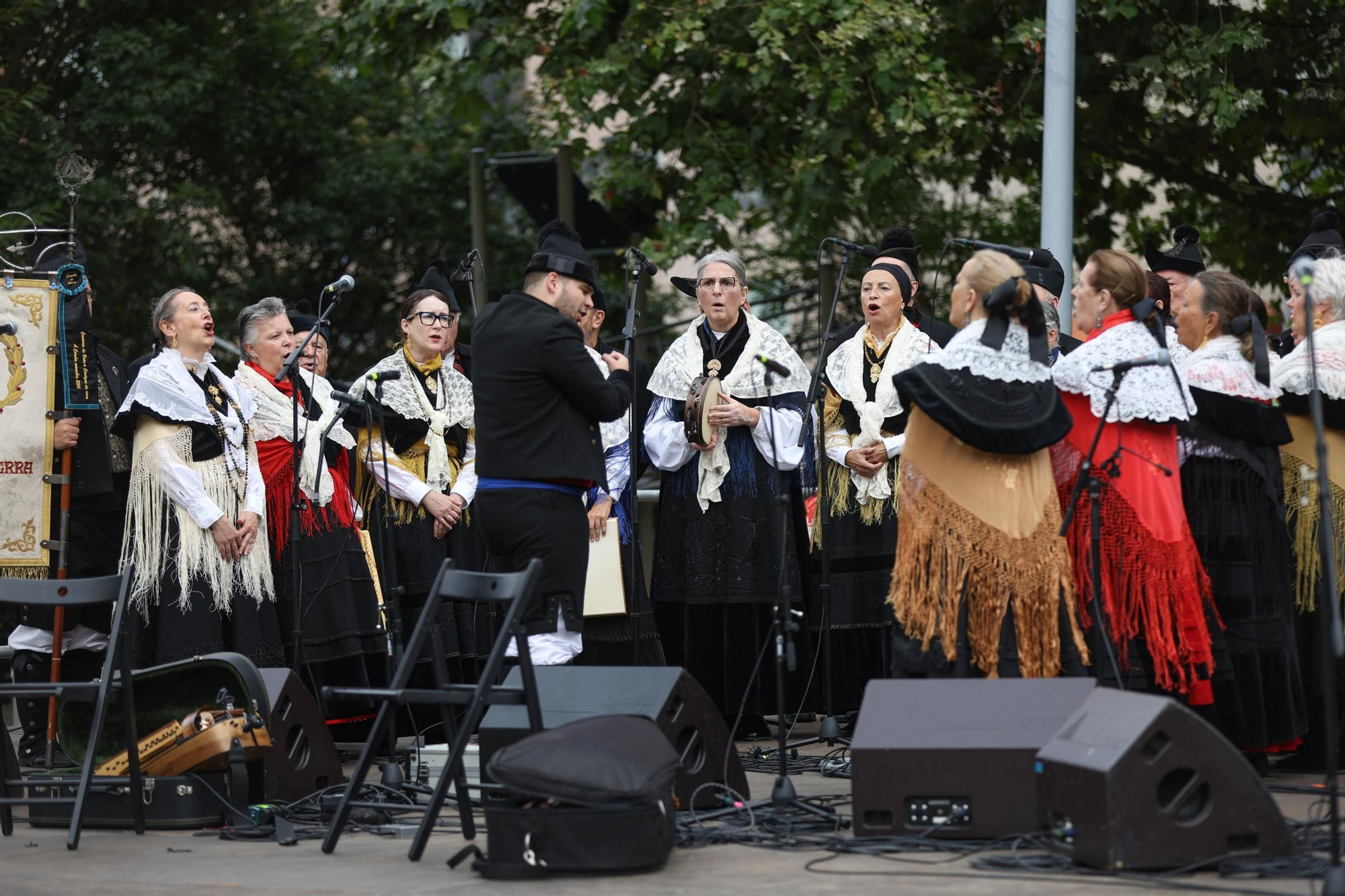 Las fiestas del barrio llenan O Birloque de música
