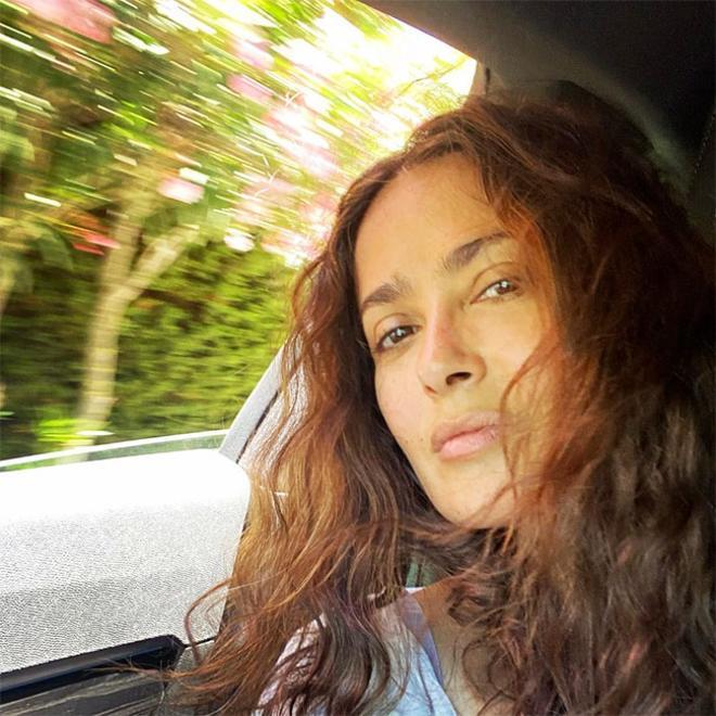 El último 'selfie' al natural de Salma Hayek con el pelo rizado y ni gota de maquillaje