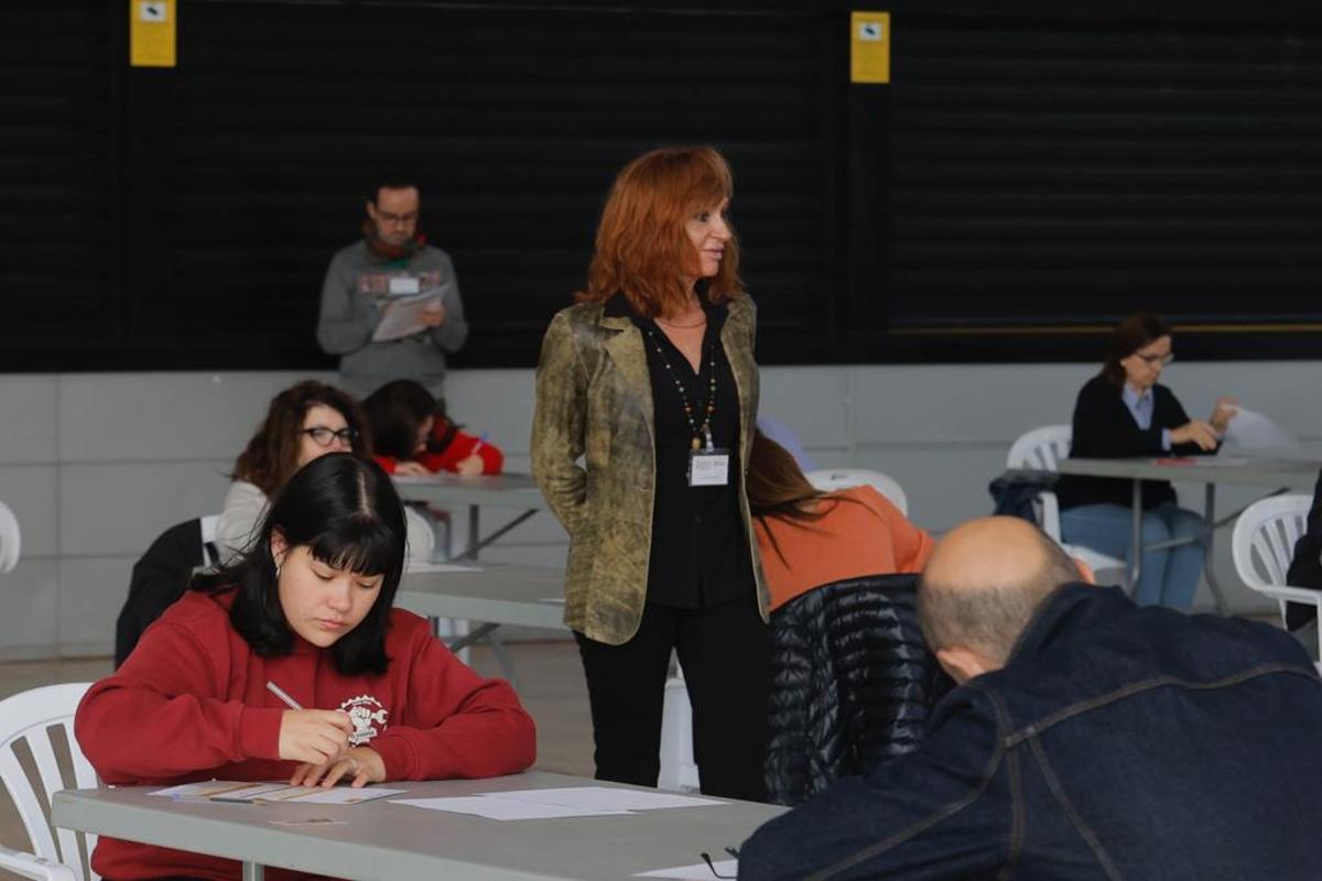 Cientos de personas realizan las pruebas orales del C2 de valenciano