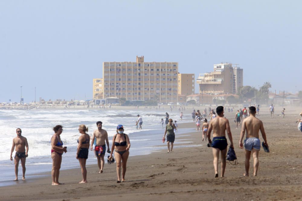 Cada vez queda menos para que Málaga entre en la fase 2 de la desescalada. Con ella, llegará la apertura de las playas y los comercios playeros y los chiringuitos de la capital ya se preparan para una afluencia mayor de bañistas.