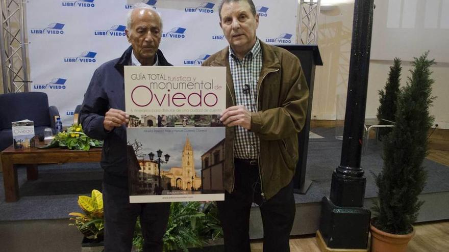 Alberto Polledo, a la izquierda, y Manuel Gutiérrez Claverol sostienen un cartel de su guía ayer en Libroviedo.