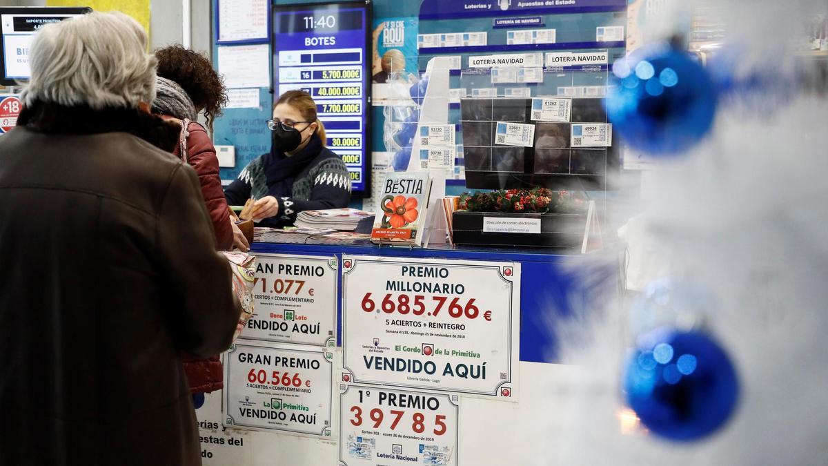 Clientes esperando para comprar sus décimos para la Lotería de Navidad