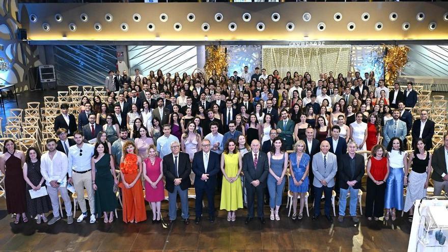 El Colegio de Médicos de la Región de Murcia recibe a los nuevos colegiados y entrega las becas y ayudas a jóvenes
