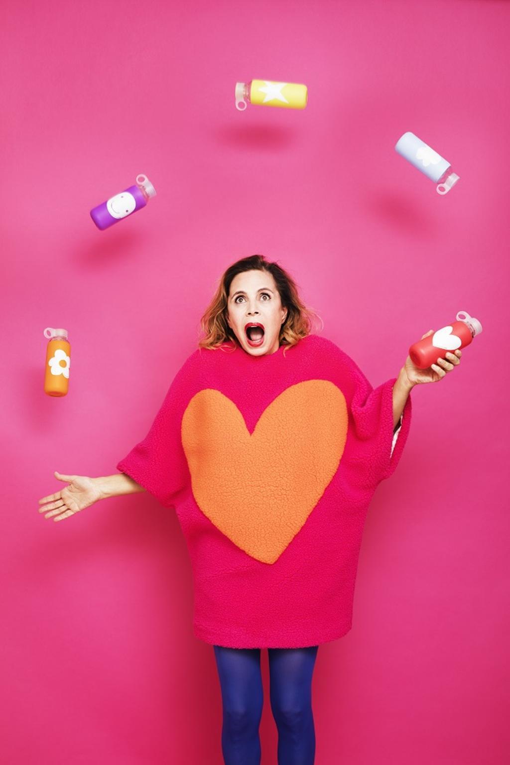 La diseñadora Agatha Ruiz de la Prada ha creado en exclusiva estas botellas sostenibles para la revista Woman MF.