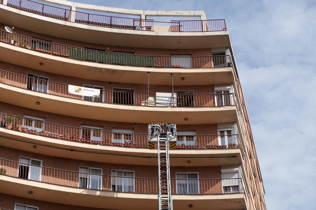 Un bombero y un policía nacional revisan la planta desde la que se precipitaron los dos trabajadores.