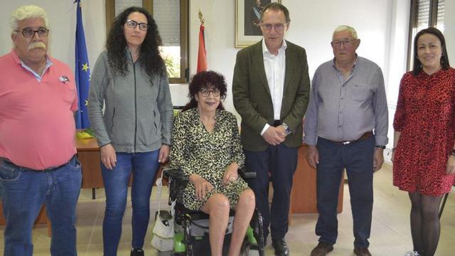 El subdelegado del Gobierno (tercero por la derecha) junto a la exalcaldesa y el nuevo alcalde, acompañados de dos concejales y la secretaria. | EVA PONTE