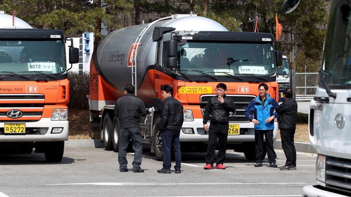 Trabajadores del complejo industrial de Kaesong esperan cerca de la zona desmilitarizada