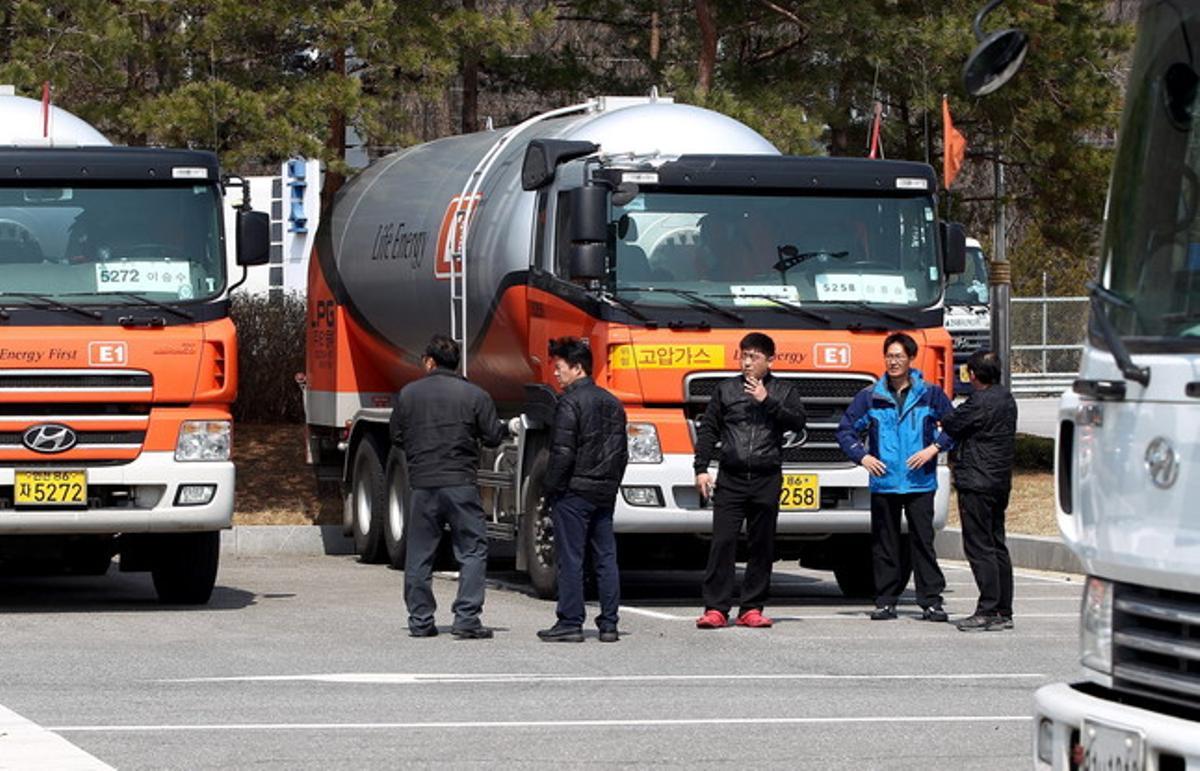 Treballadors del complex industrial de Kaesong s’esperen a prop de la zona desmilitaritzada a la província de Gyeonggi, a Corea del Sud, aquest dimecres.