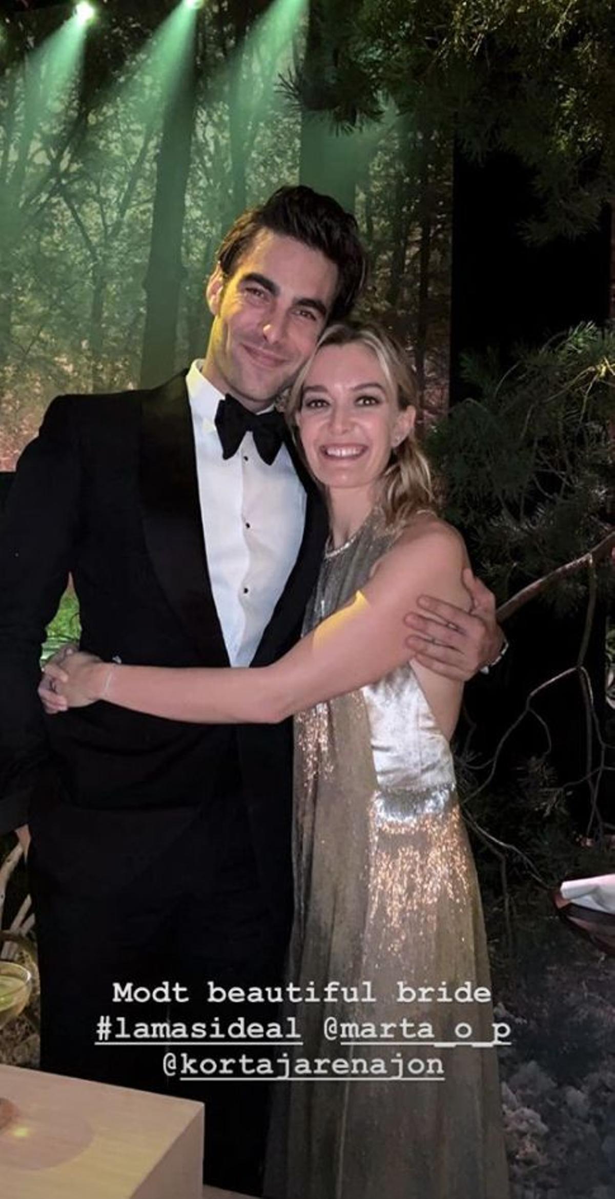 Jon Kortajarena y Marta Ortega abrazados en la gran fiesta post boda