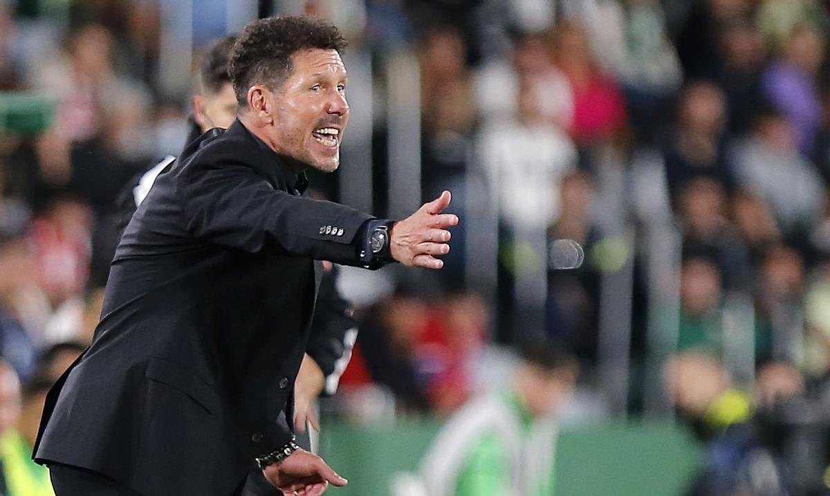 ELCHE (ALICANTE), 11/05/2022.- El entrenador del Atlético de Madrid, Diego Simeone, durante el partido de Liga en Primera División ante el Elche que se disputa hoy miércoles en el estadio Martínez Valero. EFE/Manuel Lorenzo