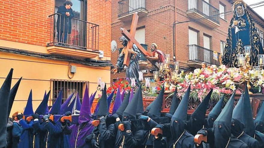 Los hermanos de la cofradía de Jesús Nazareno y Ánimas e Campanillas desfilan con la imagen de La Soledad de Toro.