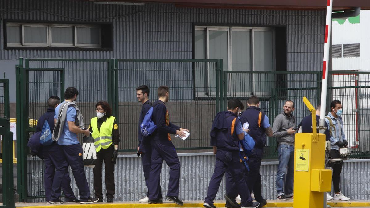 Trabajadores en un polígono industrial