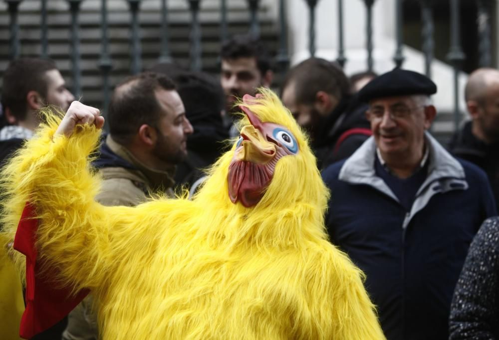 Protesta ante la junta por la oficilidad del asturiano