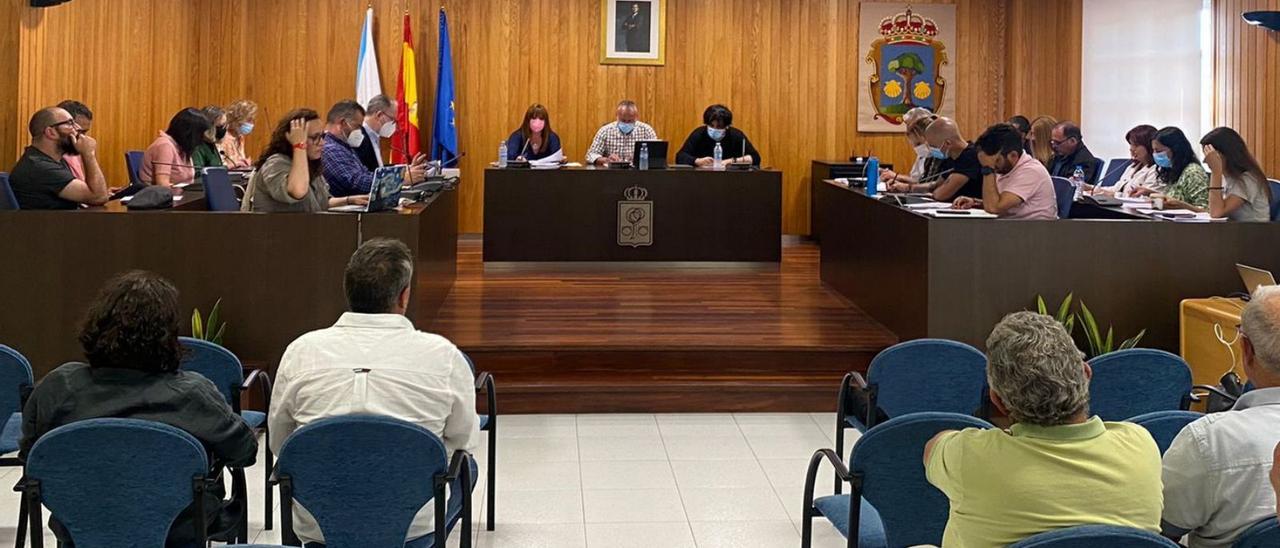 La Corporación municipal de Cambre, durante un pleno. |   // LA OPINIÓN