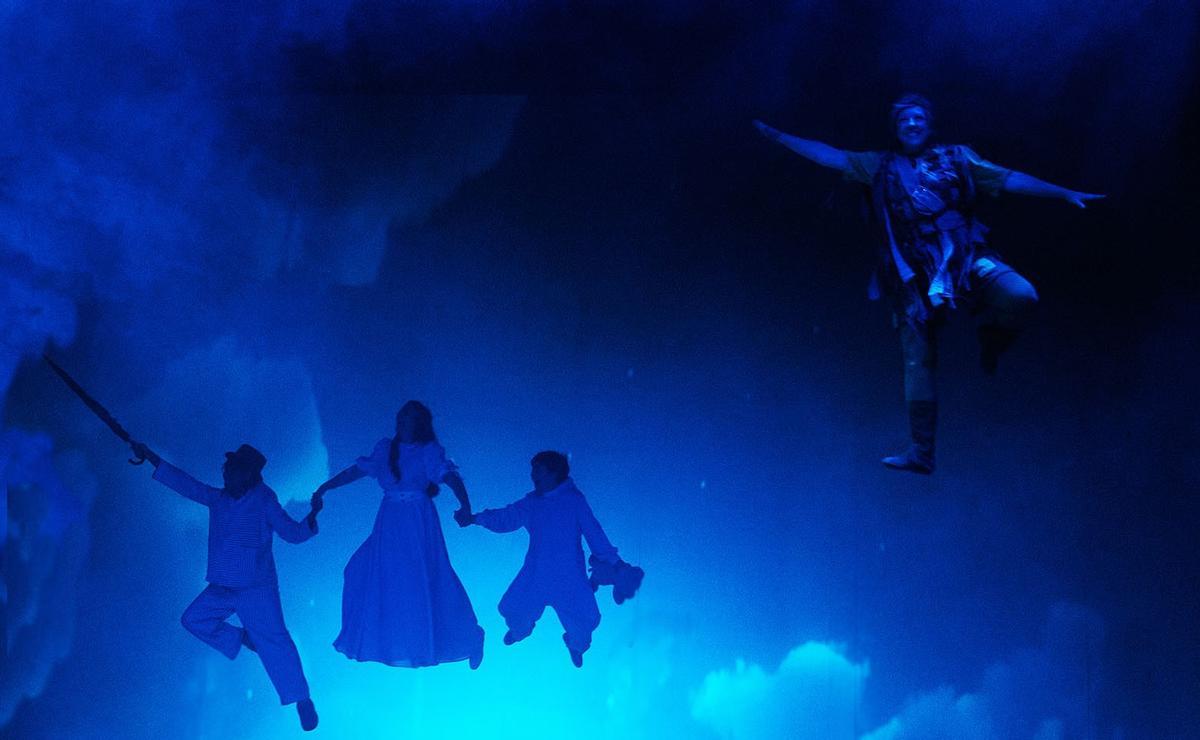 John, Michael, Wendy y Peter Pan, volando hacia el País de Nunca Jamás.