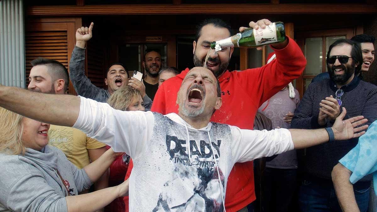 En el Bar de Pepe de San Vicente del Raspeig (Alicante) están de enhorabuena porque han vendido 40 décimos del Gordo. El dueño del bar, Basilio y su mujer dicen que continuarán trabajando estas Navidades para atender a sus clientes, pero después cerrarán para jubilarse gracias a su número de la suerte, el 26590.