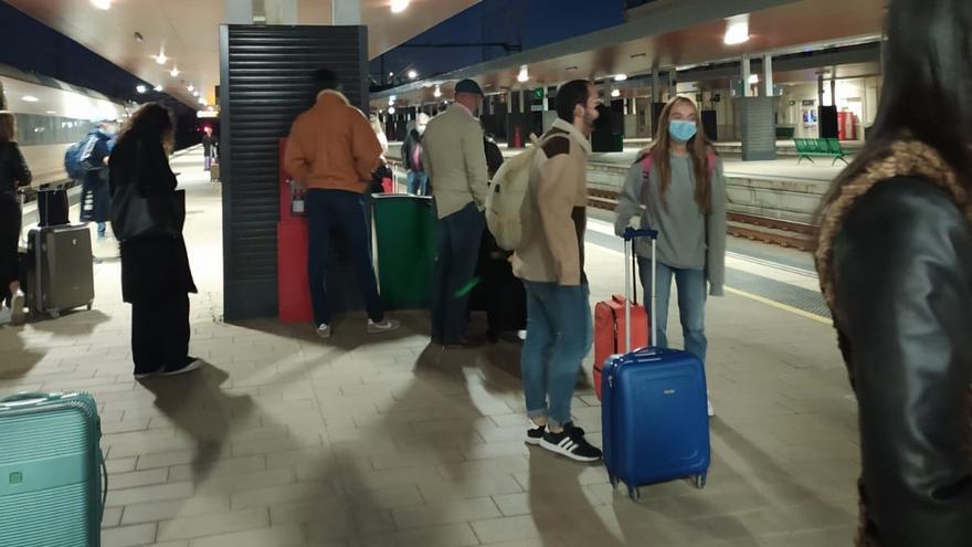 Esperas en la estación de Renfe de Zamora, este miércoles. 