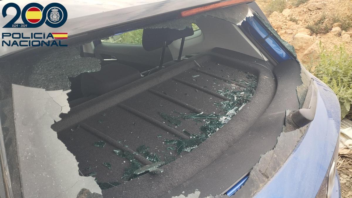 El hombre rompió la luna del coche con una piedra.