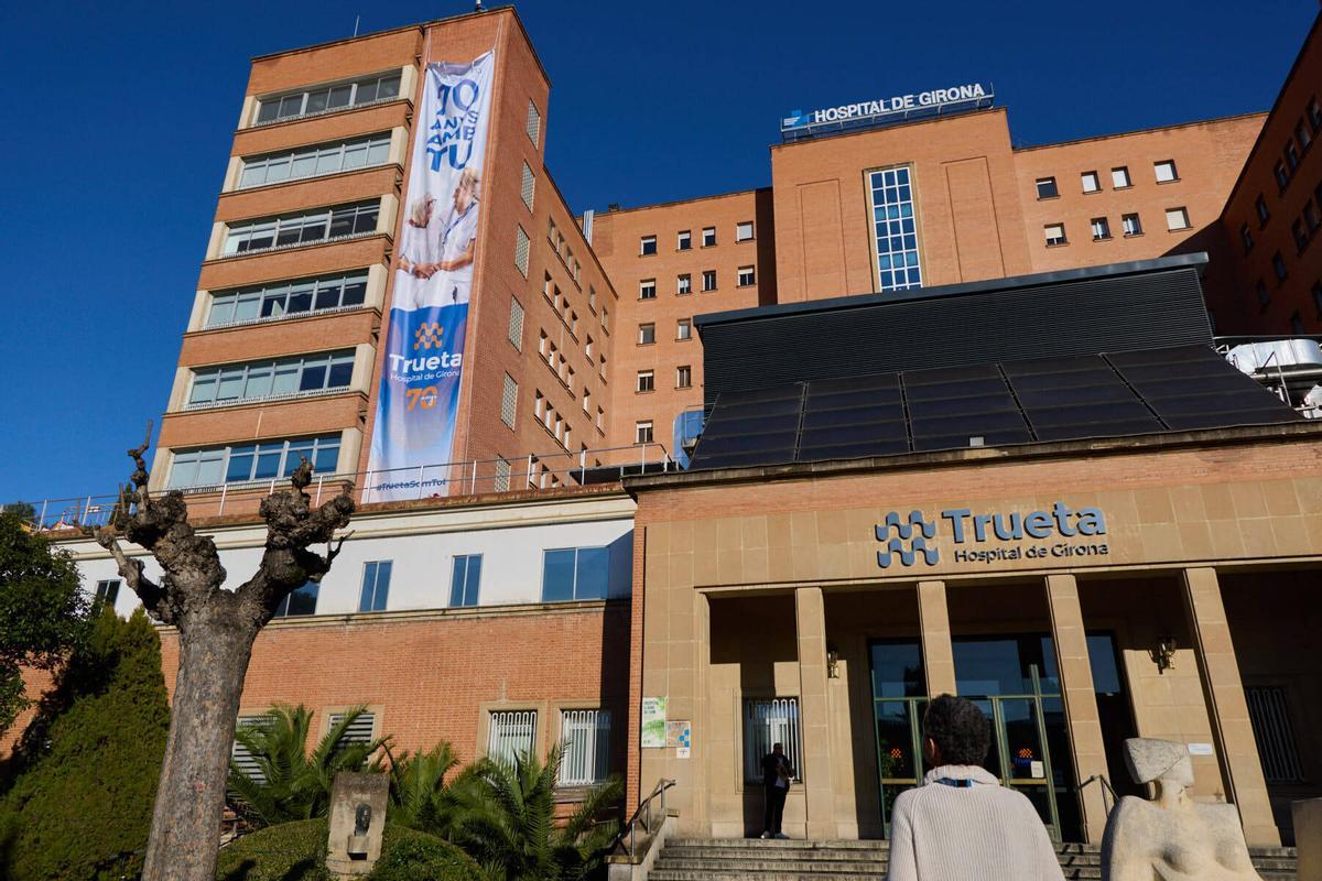 Desplegament de la lona commemorativa 70è aniversari Hospital Trueta