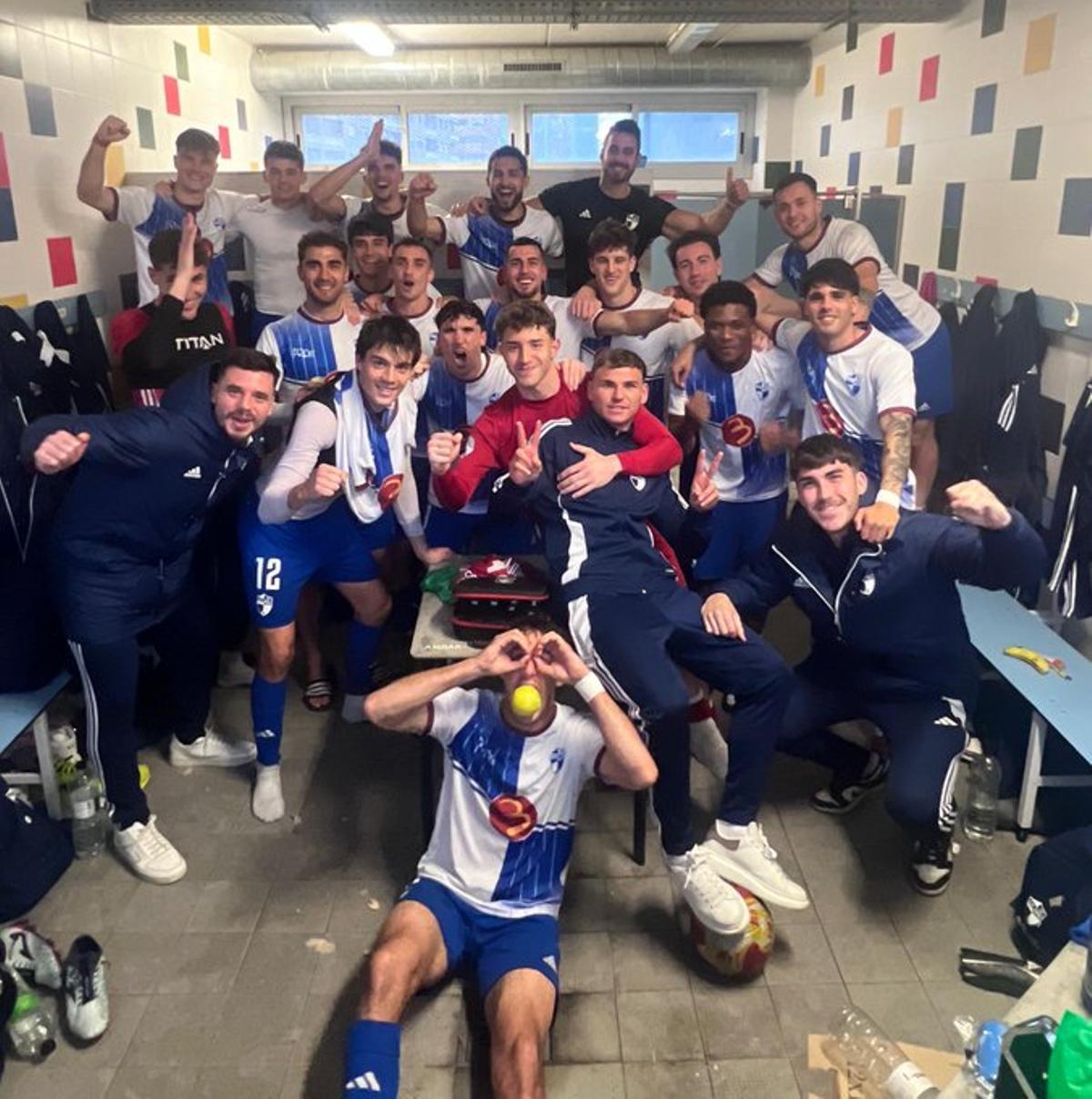 Los jugadores del Ebro celebran la victoria ante el Alfaro.