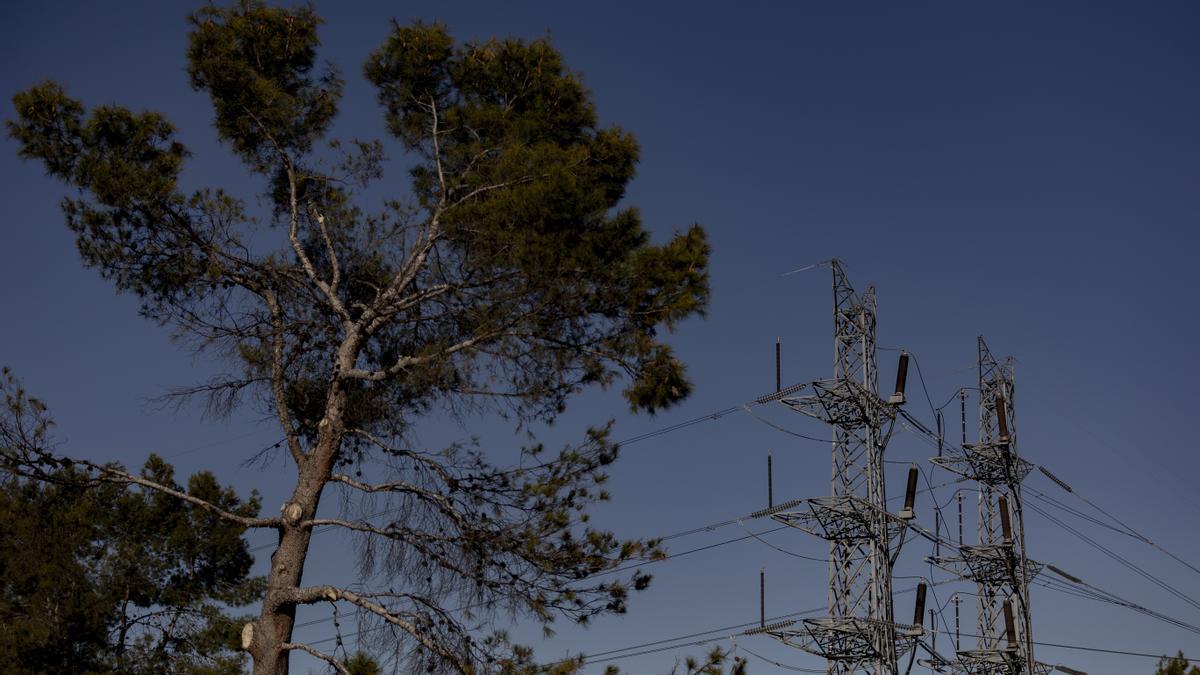 Dos torres eléctricas en Madrid.