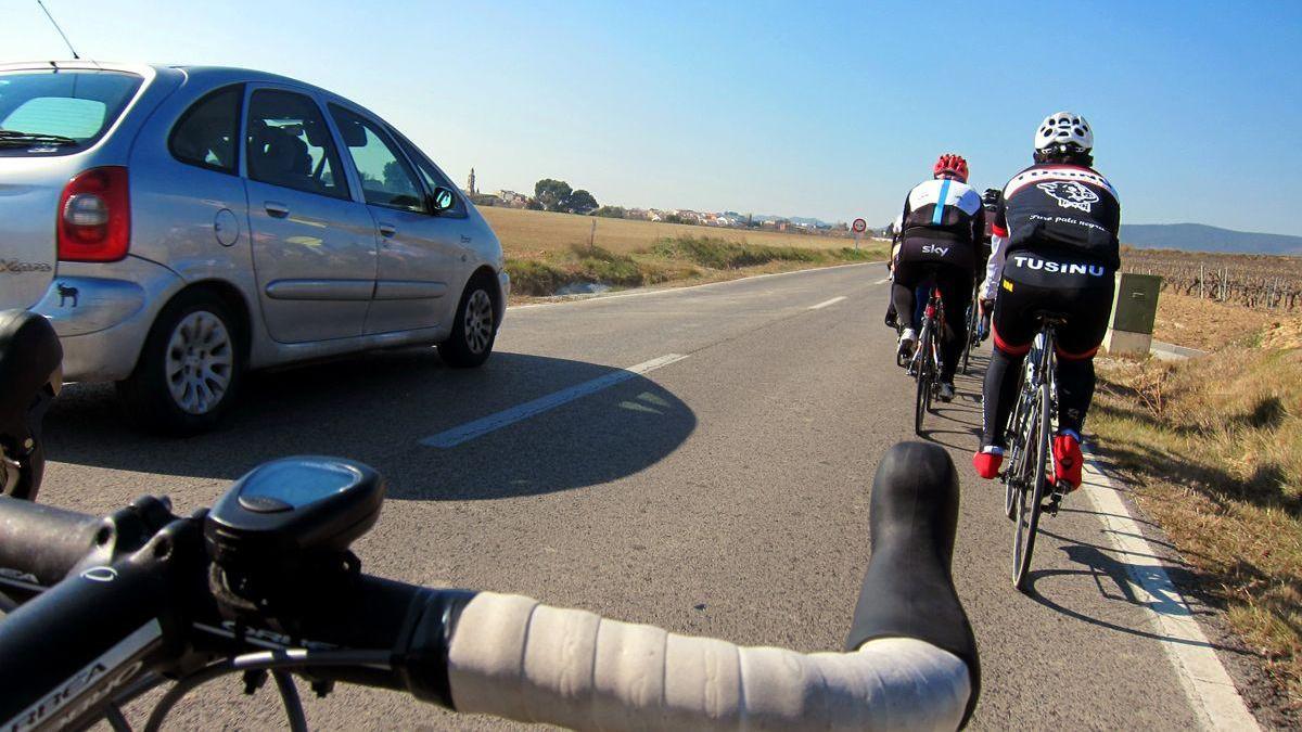 Los coches deberán reducir en 20 km/h el límite genérico al adelantar a bicis